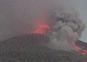Gunung Merapi Muntahkan Awan Panas Sejauh Dua Kilometer