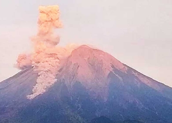 Gunung Semeru Erupsi Bertepatan di Hari Natal, Abu Menyembur Setinggi 1000 Meter