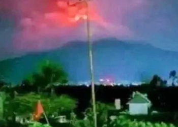 Awas, Erupsi Gunung Lewotobi Laki-Laki Mirip Pesta Kembang Api