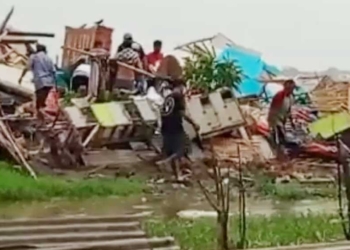 Datang dari Arah Laut Ulur Ulur, Begini Kesaksian Warga Korban Puting Beliung di Juntinyuat Indramayu