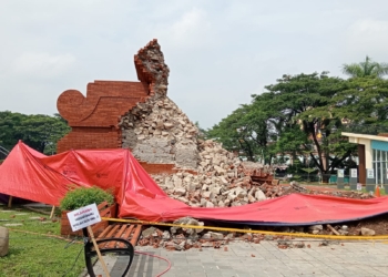 Satu Lagi, Gapura Alun-alun Pataraksa Ambruk