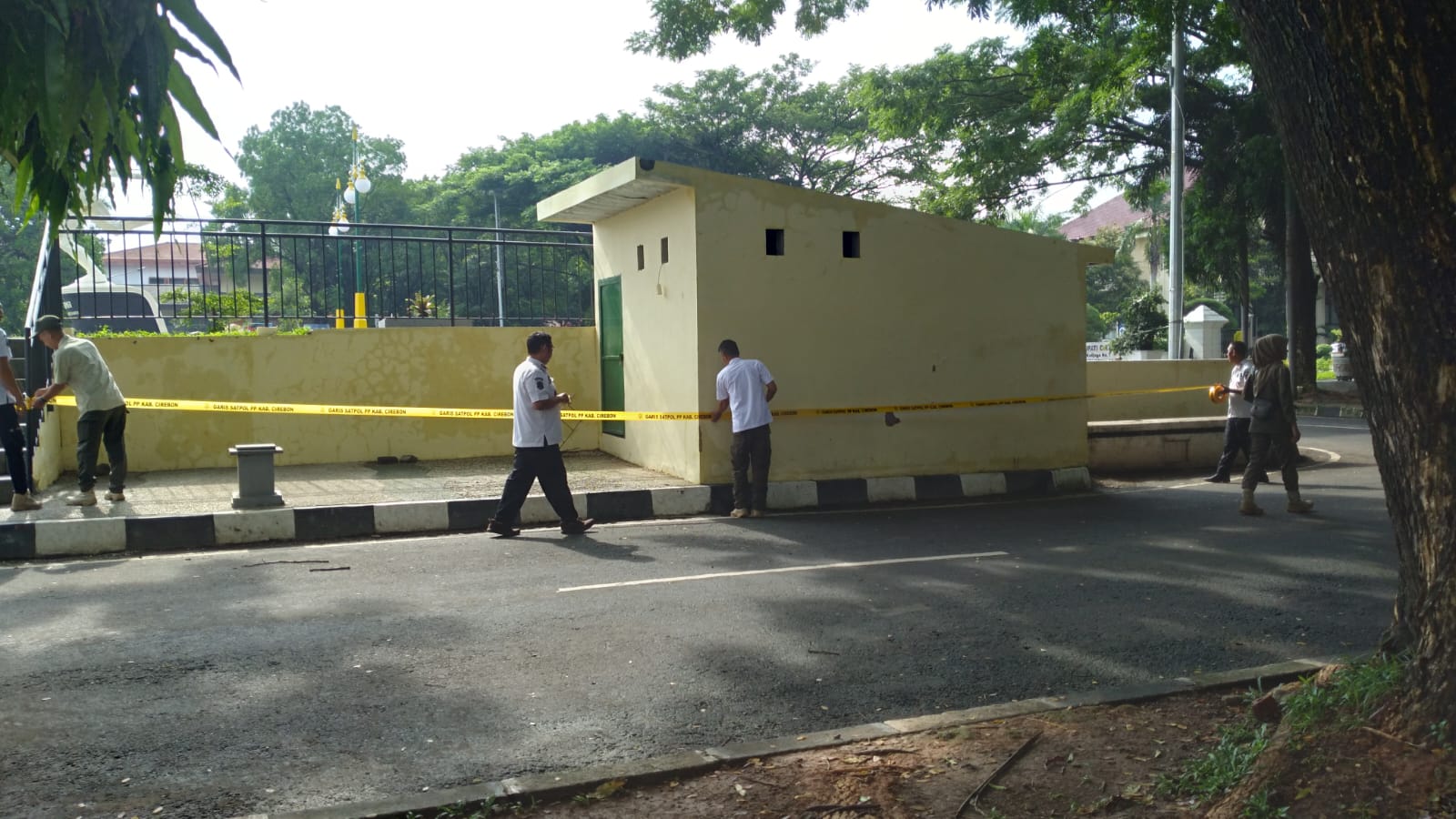 Satu Lagi, Gapura Alun-alun Pataraksa Ambruk