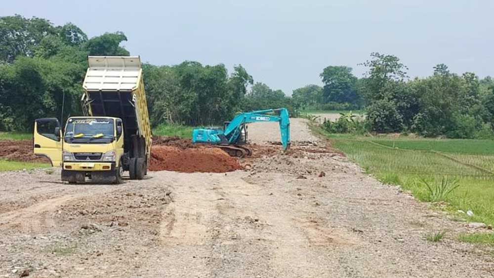 Jalan Akses Kampus Polman Rusak karena Banjir