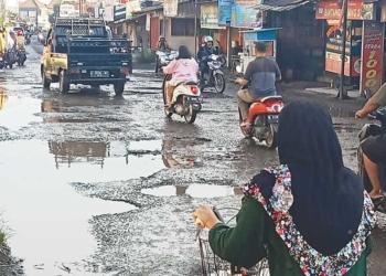 Jalan di Depan RSUD Waled Rusak Parah