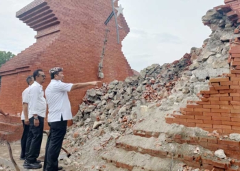 Kecewa, Bupati Imron Minta 2 Gapura Alun-alun Pataraksa Dibangun Ulang