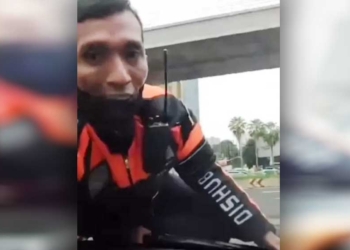 Nyaris Terbunuh, Petugas Dishub Nyangkut di Kap Mobil