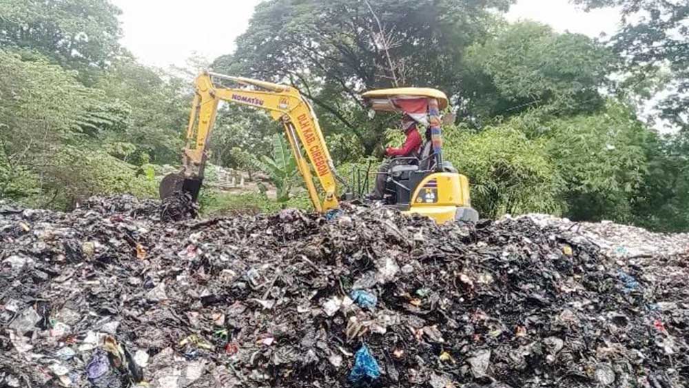 Tumpukan Sampah di TPS Gunungsari Dikuras