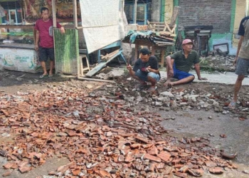 Warga Tambal Jalan Berlubang, Berharap Pemerintah Segera Melakukan Perbaikan