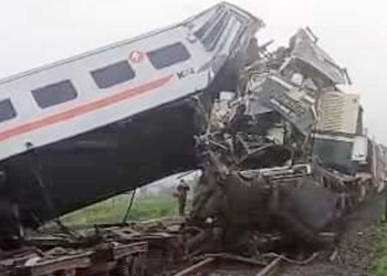 Kecelakaan Kereta Api di Bandung, Masinis dan Asisten Kritis Terjepit, Berhasil Diselamatka Langsung Dilarikan ke Rumah Sakit