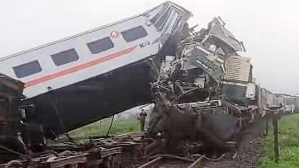 Kecelakaan Kereta Api di Bandung, Masinis dan Asisten Kritis Terjepit, Berhasil Diselamatka Langsung Dilarikan ke Rumah Sakit