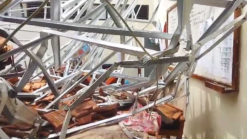 Detik-detik SMPN 2 Greged Ambruk, Siswa Berlindung di Bawah Meja