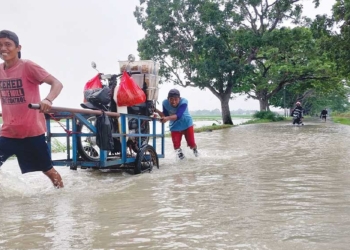 Banjir di Cirebon, Jasa Tumpangan Gerobak Laris Manis