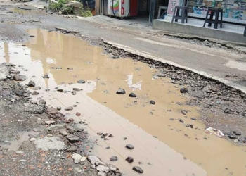 Jalan di Desa Danawinangun Cirebon Rusak, Masyarakat Salahkan Kuwu