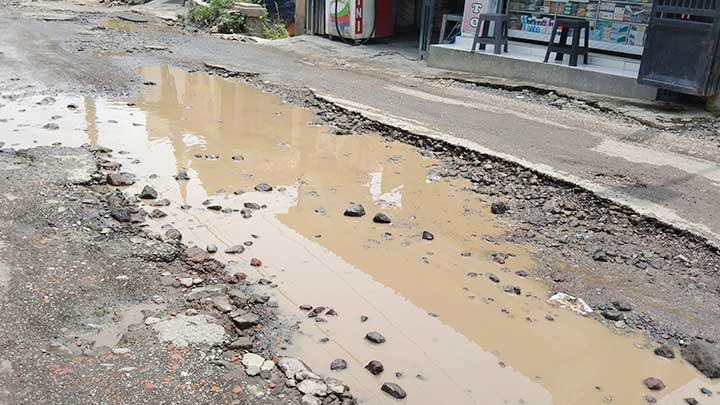 Jalan di Desa Danawinangun Cirebon Rusak, Masyarakat Salahkan Kuwu