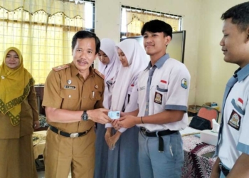 Pemilu 2024, Siswa SMAN 1 Palimanan Cirebon Terima E-KTP