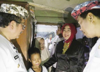Tinjau Rumah Warga Kategori Miskin Esktrem Nursiba, Bupati Imron Beri Bantuan dan Bujuk Anak kembali Sekolah