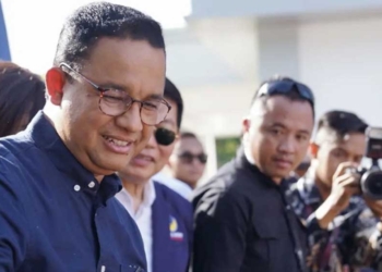 Usai Debat Pamungkas, Anies Baswedan Temui Masyarakat Manado Disambut Adat Itum