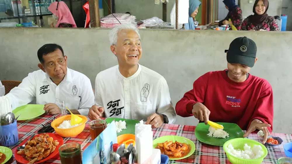Ganjar Traktir Pendukung Prabowo Makan Siang di Balikpapan