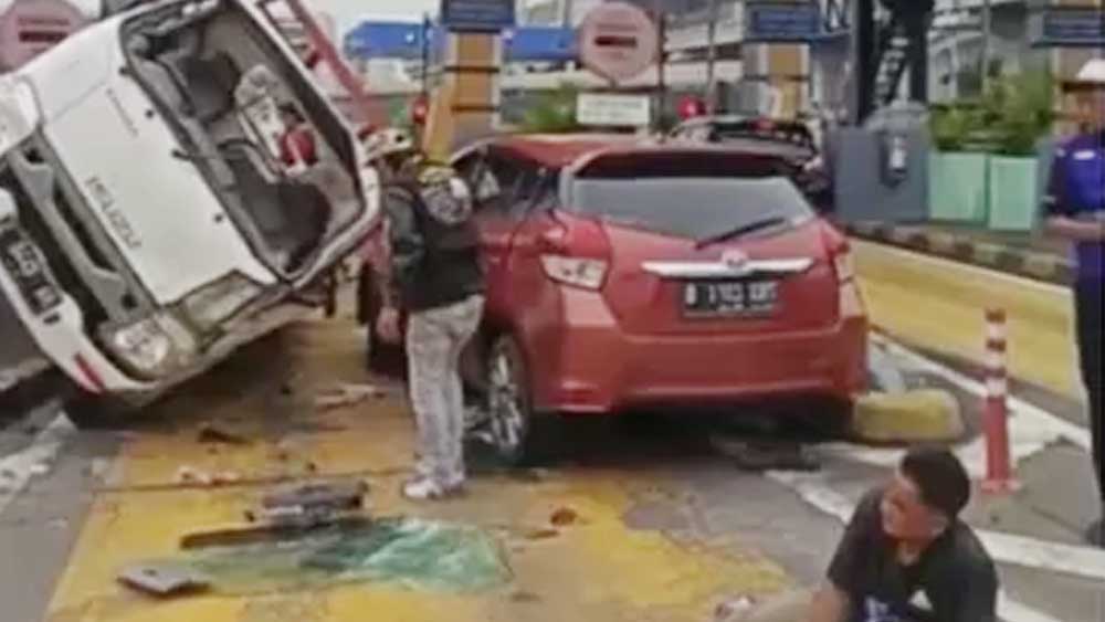 5 Kendaraan Terlibat Kecelakaan Beruntun di Tol Halim Utama