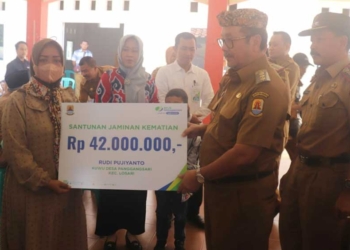 Bupati Cirebon Imron Serahkan JKM Kepada 2 Ahli Waris Kuwu