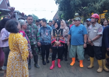 Korban Meninggal Banjir di Cirebon Timur Disantuni Rp 17,5 Juta, Mensos Risma Minta Kuwu Usulkan Perbaikan Rumah Rusak