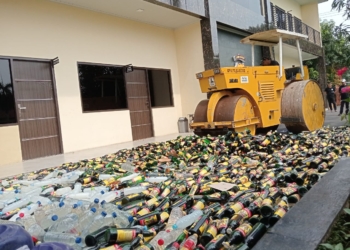 Dimusnahkan, Ribuan Botol Miras di Cirebon Dilindas Alat Berat