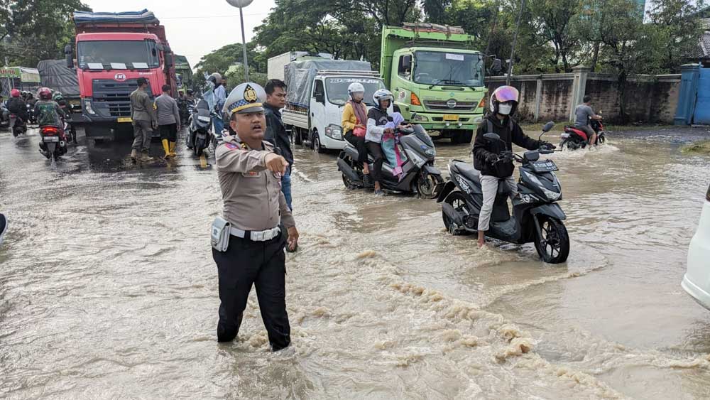 Jalur Pantura Terendam Banjir di Cirebon Timur, Ratusan Personel Diterjunkan ke Lokasi