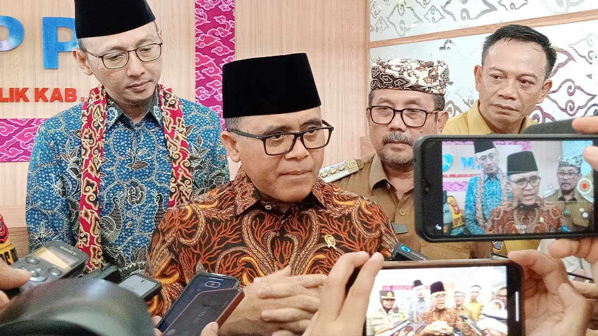 Menpan RB Dorong Masyarakat Kabupaten Cirebon Bikin IKD, Tapi Bank dan Layanan Lainnya Masih Perlu e-KTP Fisik