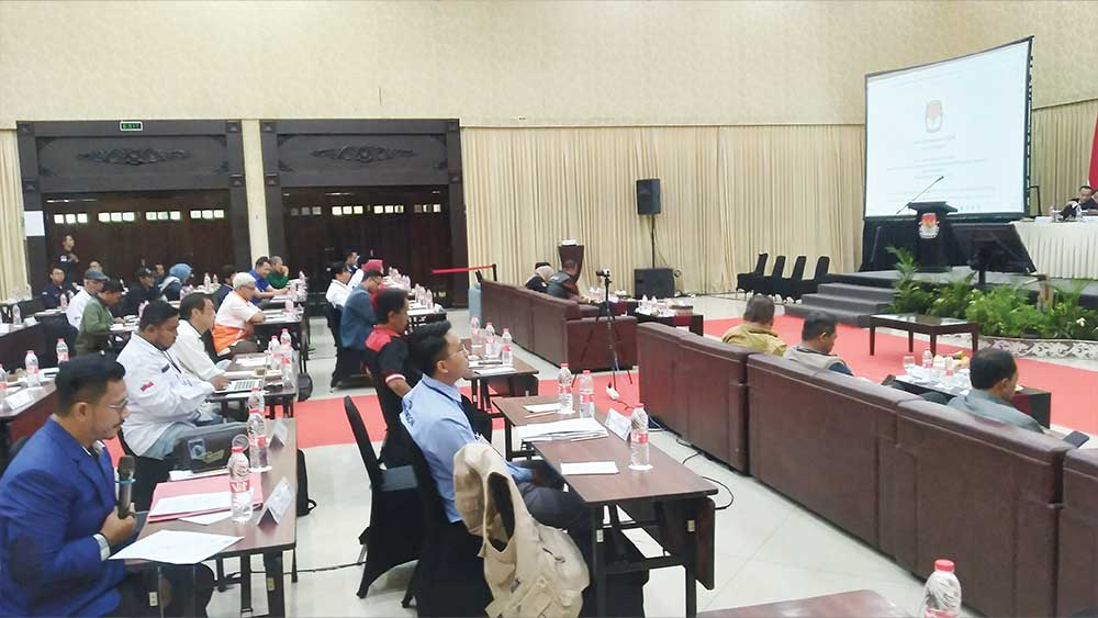 Rekapitulasi Suara di Kota Cirebon Hujan Interupsi, PDIP dan PAN Minta Kotak Suara Dibuka dan Dihitung Ulang