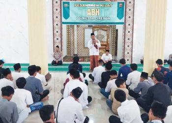 Ustaz Abdullah Sentil Dosa Menyakiti Orang Lain, Puluhan ABH di Cirebon Tertunduk Ingat Perbuatan Sendiri