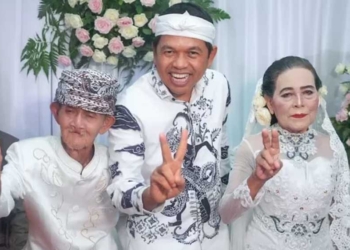 Kang Dedi Mulyadi Nikahkan Kakek Berusia 100 Tahun Asal Subang