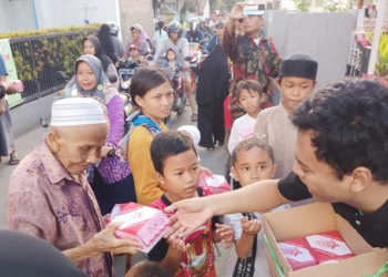 AMM Tengahtani Cirebon Tebar Ratusan Paket Takjil