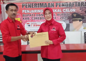Ayu Serahkan Berkas Pendaftaran Bakal Calon Bupati dan Wakil Bupati Cirebon ke PDIP