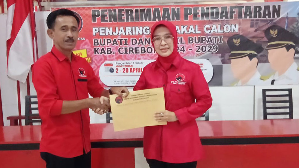 Ayu Serahkan Berkas Pendaftaran Bakal Calon Bupati dan Wakil Bupati Cirebon ke PDIP