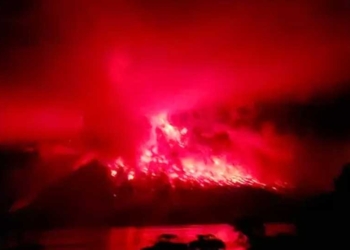 Lagi, Gunung Ruang Perlihatkan Letusan Dahsyatnya, Langit Malam Memerah Disertai Kilatan Petir