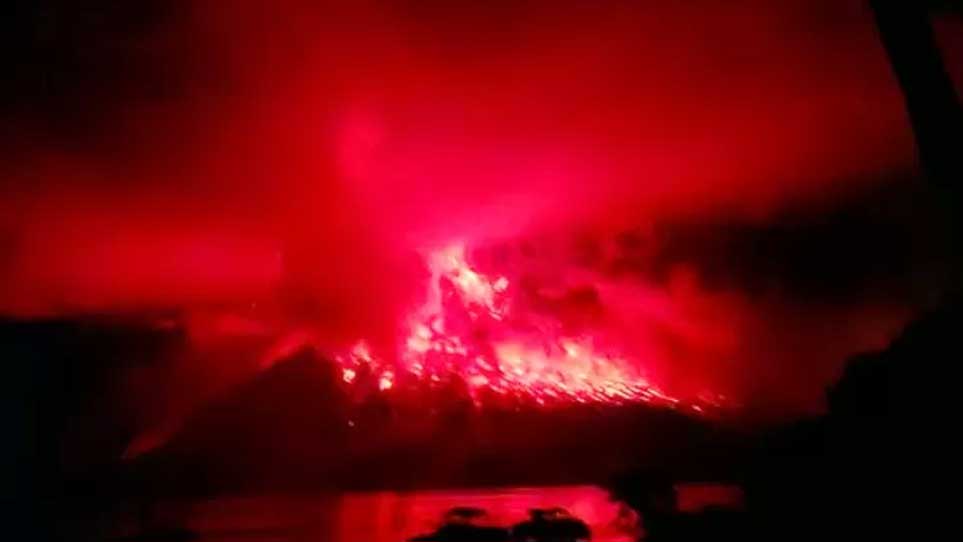 Lagi, Gunung Ruang Perlihatkan Letusan Dahsyatnya, Langit Malam Memerah Disertai Kilatan Petir