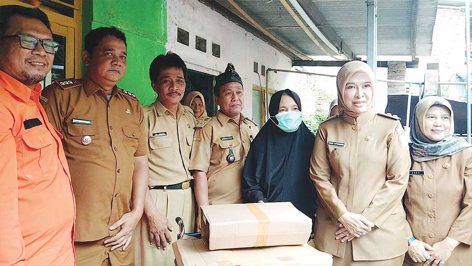 Wabup Cirebon Ayu Beri Bantuan Kursi Roda untuk Warga Weru Lor