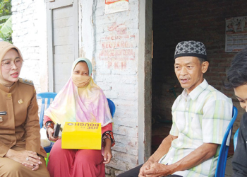 Wabup Cirebon Ayu Datangi Rumah Remaja Tak Miliki Anus, Sentil Program Rutilahu Dialihkan Pemdes