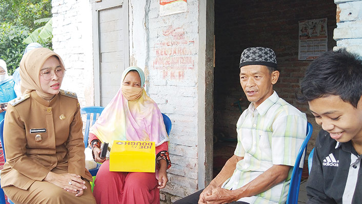Wabup Cirebon Ayu Datangi Rumah Remaja Tak Miliki Anus, Sentil Program Rutilahu Dialihkan Pemdes