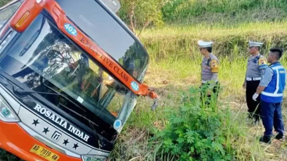 Kecelakaan di Tol Batang Kalikangkung Semarang, Bus Rosalia Terperosok ke Parit, 7 Tewas, 15 Terluka