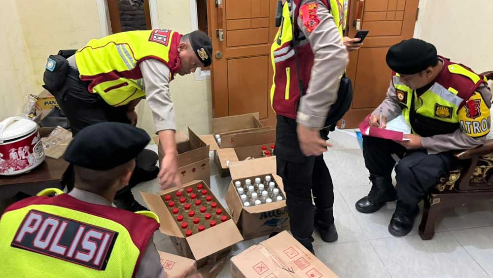 Razia Pekat Malam Takbiran, Sat Samapta Polresta Cirebon Amankan Ratusan Botol Miras