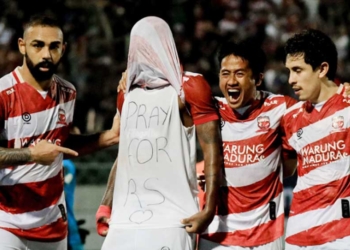 Algojo Madura United Hugo Gomes Buka Jersey Usai Jebol Gawang Borneo FC, Ini Maksud Tulisan Pray for RS