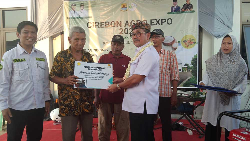 Masuki Musim Kemarau, Bupati Cirebon Imron Berikan Pompa Air ke Petani