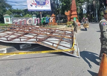 Papan Reklame di Taman PKK Kabupaten Cirebon Roboh Timpa Dua Pengendara