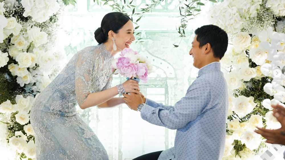 Rio Haryanto dan Athina Papadimitrou Resmi Tunangan