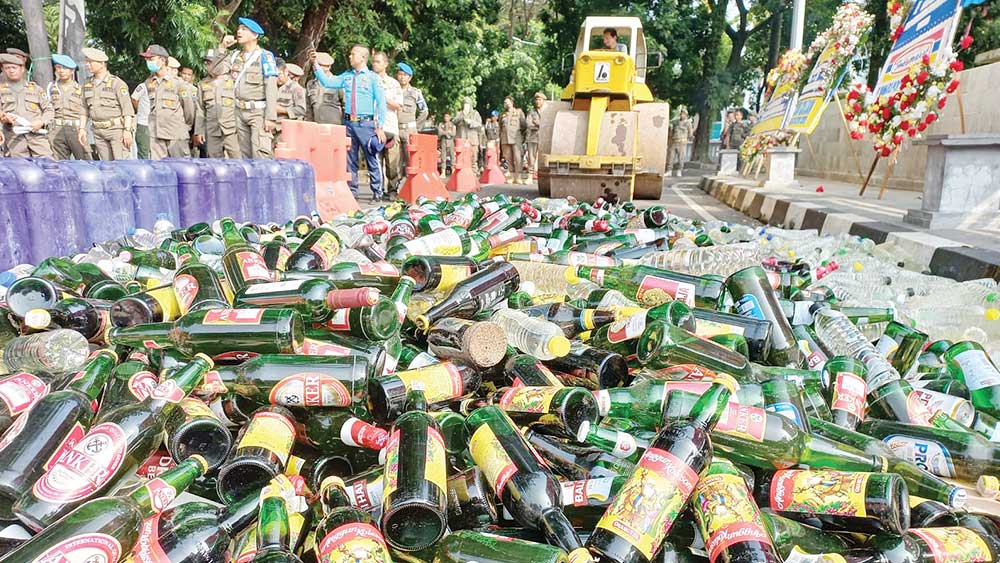 Satpol PP Kabupaten Cirebon Musnahkan Ribuan Botol Miras Hasil Razia