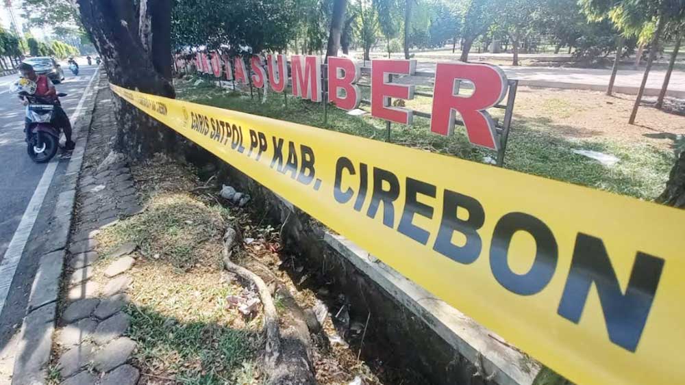Sterilisasi PKL, Hutan Kota Sumber Cirebon Dipasang Garis Satpol PP
