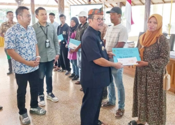 Pemkab Cirebon Salurkan Bantuan PMI Bermasalah, Bupati Imron: Untuk Ringankan Beban