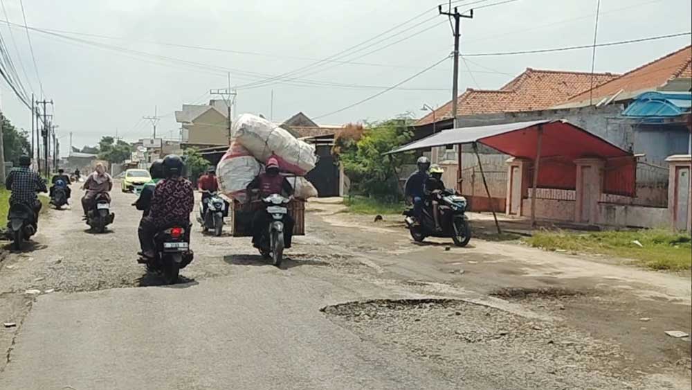Jalan Rusak Gebang Pabuaran Cirebon Tak Kunjung Diperbaiki, Warga Ancam Gelar Aksi Demo
