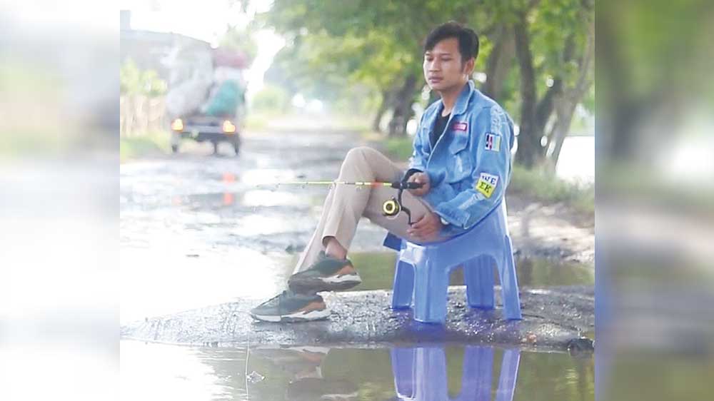 Protes Jalan Rusak, Warga Dukuh Cirebon Mancing di Jalan